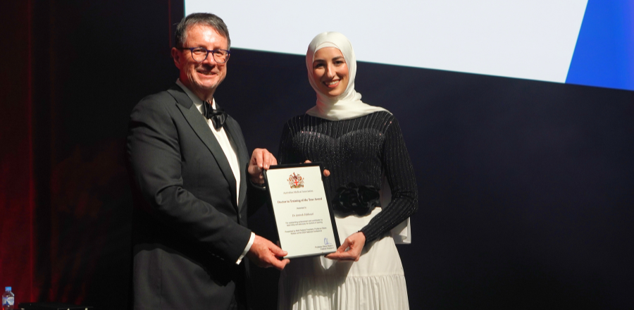 AMA President Professor Stephen Robson presenting the award to Dr Amireh Fakhouri