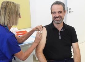 Omar Khorshid being vaccinated